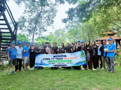 Nhân viên Thép Tấn Quốc bên bờ kênh miền Tây