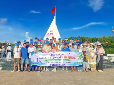 Đoàn Thép Tấn Quốc chụp ảnh tại Mũi Cà Mau trong chuyến du lịch tháng 7/2026