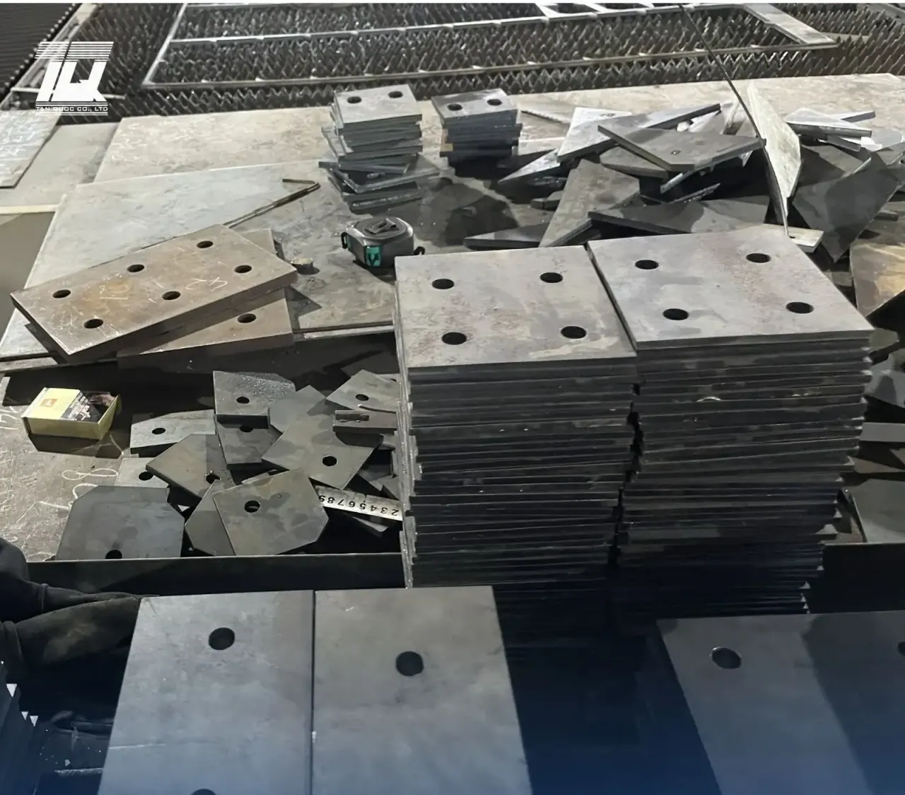 Bản mã thép cắt CNC theo bản vẽ tại xưởng gia công Thép Tấn Quốc