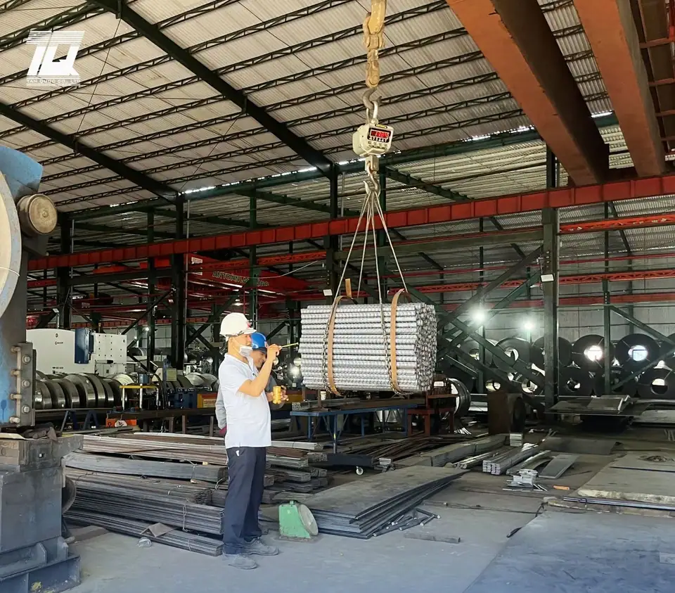 Cân điện tử treo cầu trục đang cân bó thép trước khi giao hàng