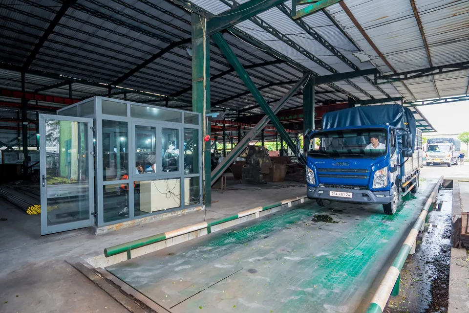 Trạm cân xe tải điện tử tại kho Thép Tấn Quốc, xe chở thép đang lên bàn cân