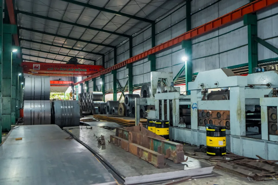 Dây chuyền xả cuộn và kho thép cuộn cán nóng dưới cầu trục 35 tấn tại nhà máy Thép Tấn Quốc