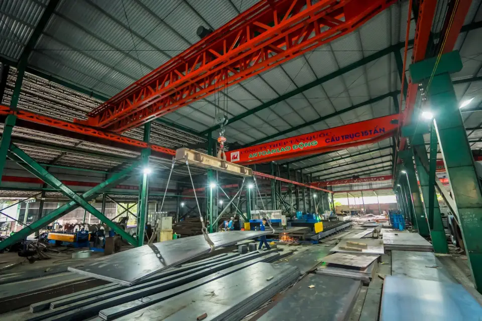 Cầu trục nâng thép tấm tại xưởng gia công Thép Tấn Quốc