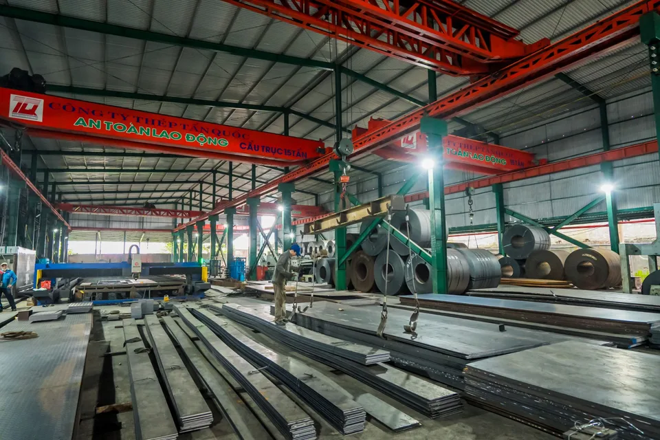 Xưởng thép tấm: cầu trục 35 tấn, máy cắt CNC, kho thép cuộn – thép tấm