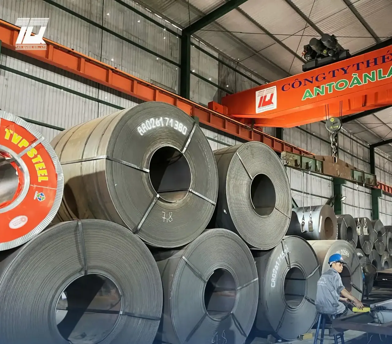 Kho thép cuộn cán nóng HRC xếp theo lô tại kho Thép Tấn Quốc, KCN Hòa Khánh
