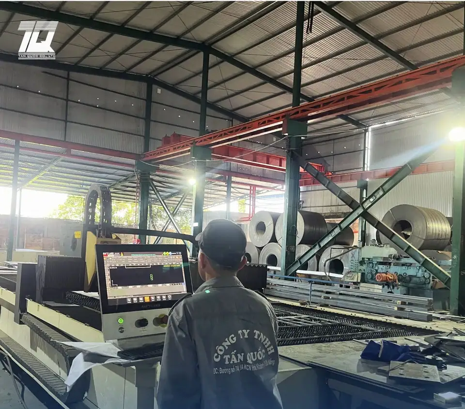 Kỹ thuật viên Tấn Quốc vận hành máy cắt laser CNC tại nhà máy Hòa Khánh