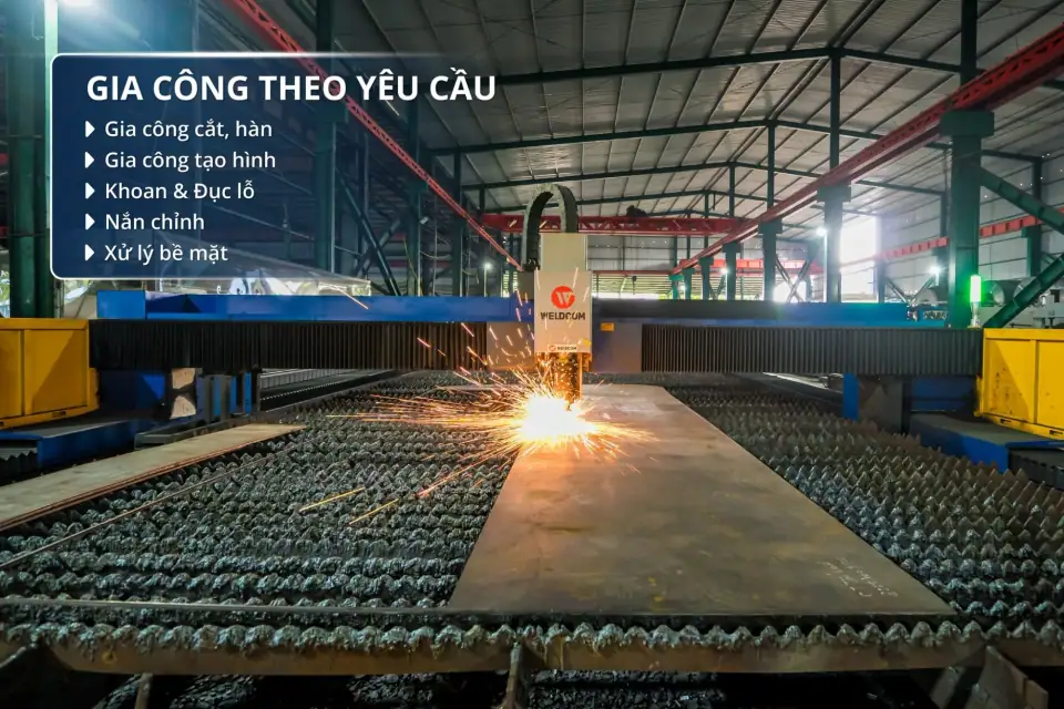 Máy cắt CNC đang cắt thép tấm tại nhà máy Thép Tấn Quốc