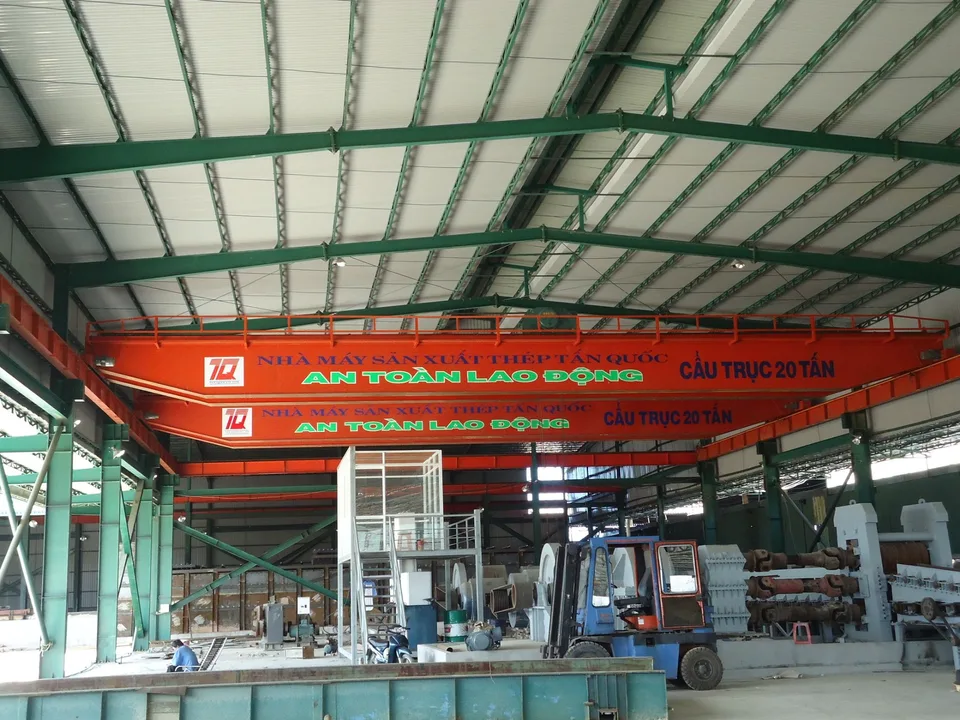 Nhà máy sản xuất thép Tấn Quốc: hai cầu trục 20 tấn trong xưởng cán