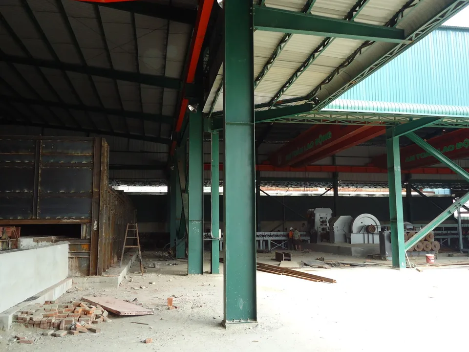 Khung xưởng và lò nung phôi trong giai đoạn xây dựng