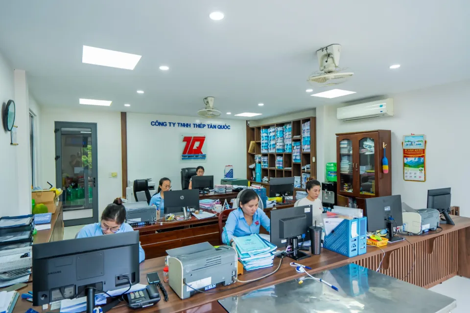 Phòng kinh doanh Thép Tấn Quốc tại trụ sở với đội ngũ nhân viên đang làm việc