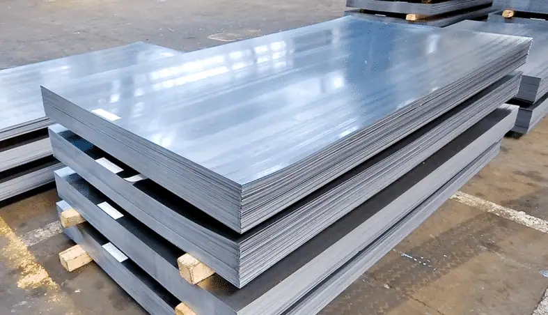 Chồng thép tấm mạ kẽm sáng bóng xếp trên kê gỗ