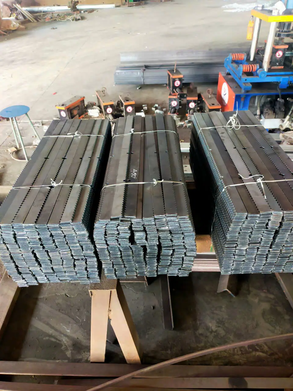 Các bó thép la cắt răng bằng máy CNC, bó dây chờ giao hàng