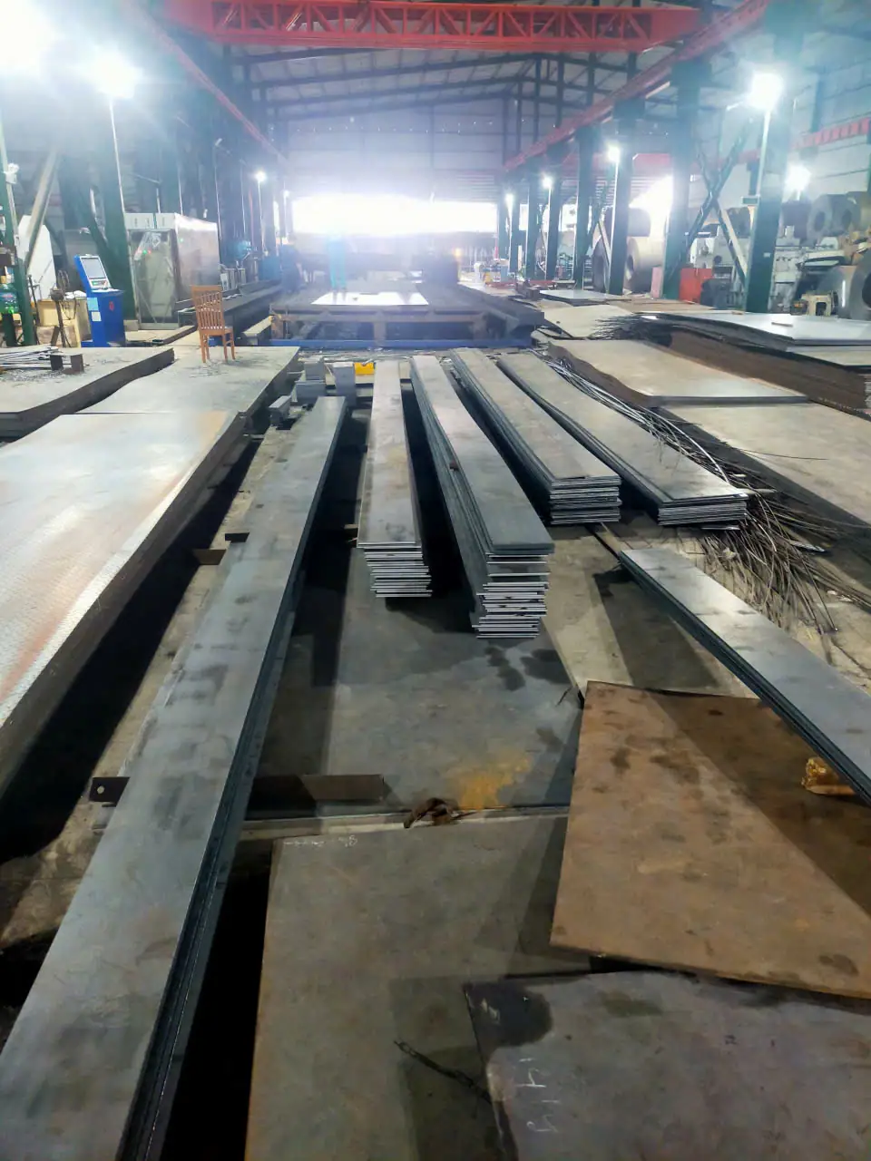 Thép la xẻ băng từ cuộn xếp thành từng bó dài trong xưởng