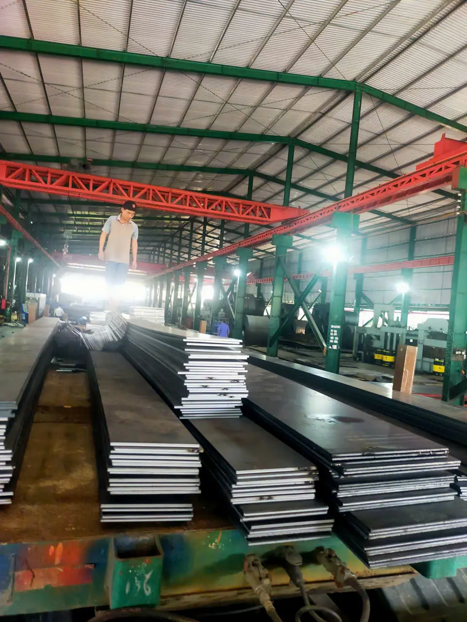 Thép tấm đã cắt đúng khổ xếp thành chồng tại xưởng Hòa Khánh
