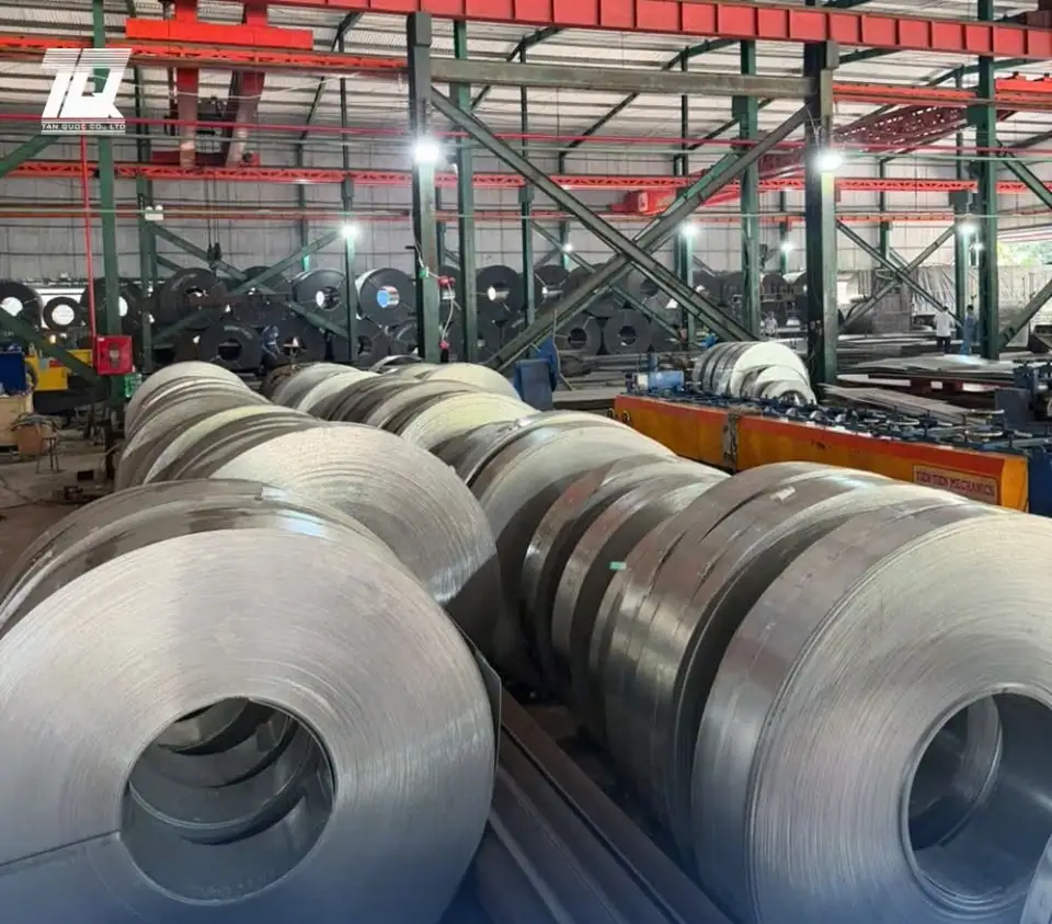 Cụm dao xẻ băng đang chia cuộn thép thành các dải thép la tại nhà máy Thép Tấn Quốc