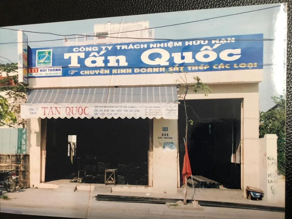 Cửa hàng đầu tiên tại 111 Núi Thành, Đà Nẵng (2002)