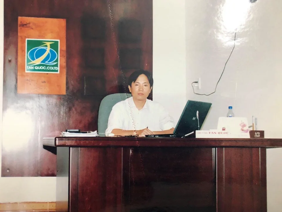 Giám đốc tại văn phòng công ty những ngày đầu
