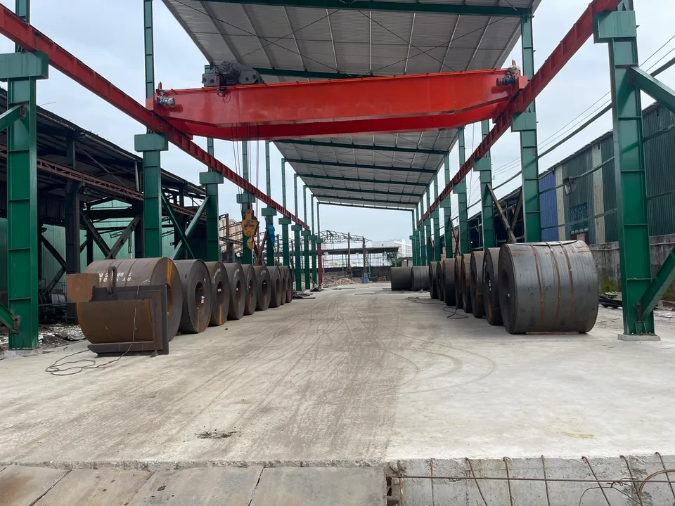 Xưởng gia công những ngày đầu: cầu trục và kho thép cuộn cán nóng