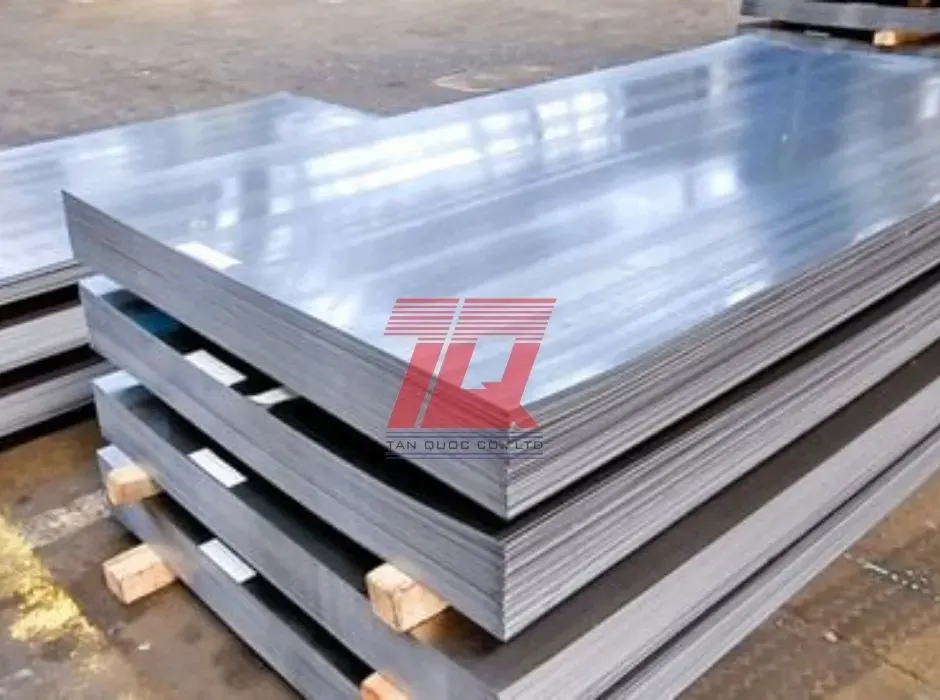 Thép tấm chế tạo C45 xếp lớp tại kho Thép Tấn Quốc