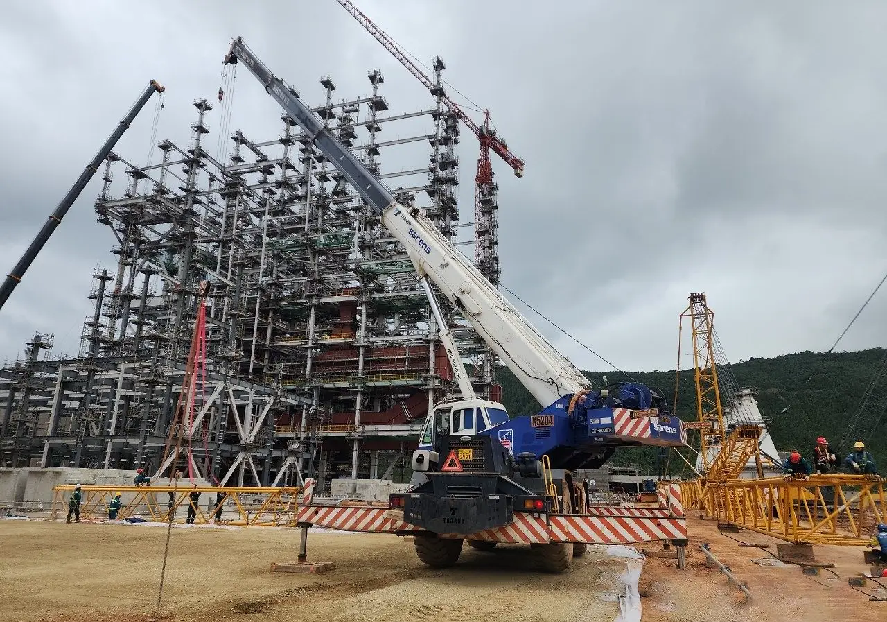 Lắp dựng kết cấu thép cho công trình công nghiệp trọng điểm, cần cẩu bánh lốp và cẩu tháp đang thi công